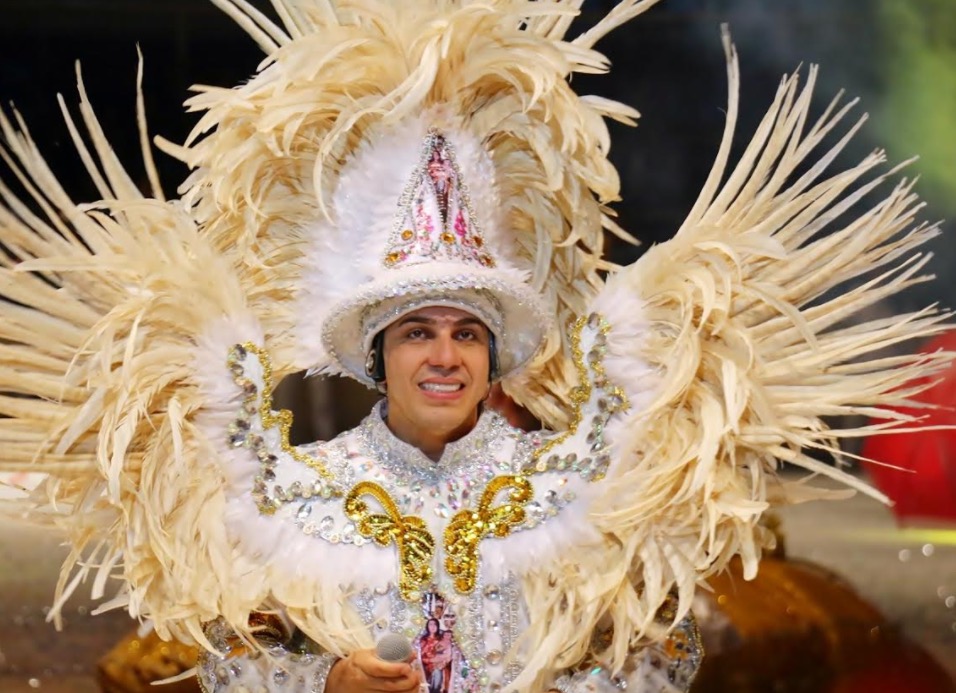 No clima de Parintins cantores dos bumbás fazem shows em shopping de Manaus