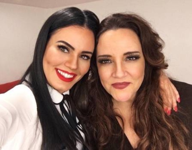 Ana Carolina posta foto dando beijão em Letícia Lima e se declara