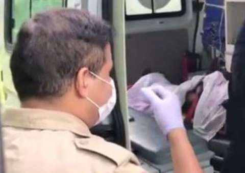 Homem é encontrado com olhos perfurados e dedos decepados em matagal