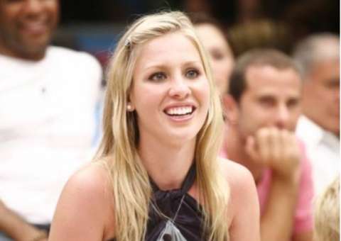 Com câncer, ex-BBB Ana Carolina retira tumor e comemora