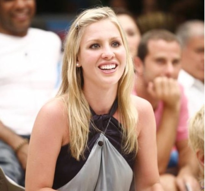 Com câncer, ex-BBB Ana Carolina retira tumor e comemora