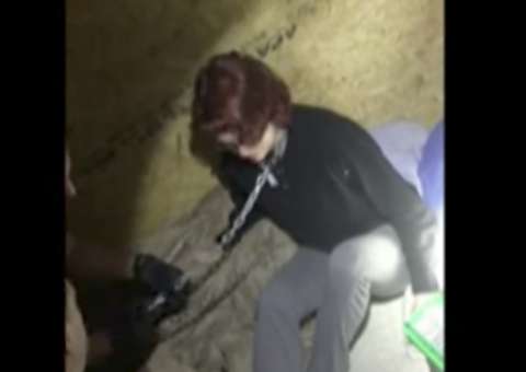 Polícia libera imagens chocantes de mulher mantida acorrentada  