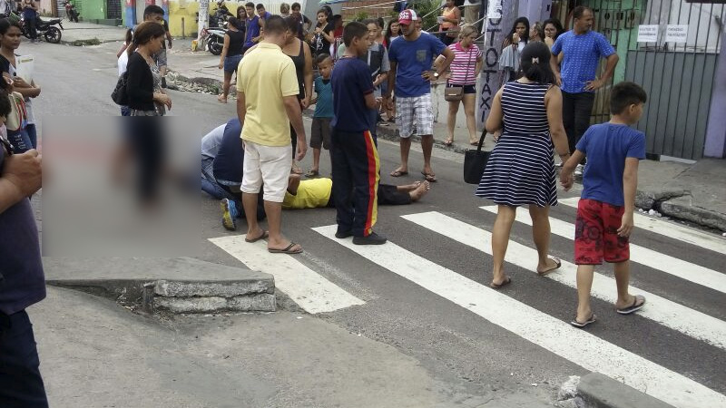 Acidente no Centro de Manaus deixa duas pessoas feridas, entre elas uma idosa