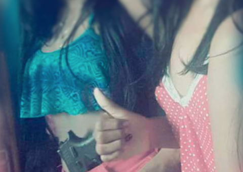 Em Manaus, jovem é presa e adolescente apreendida suspeitas de 'ostentar' armas de traficantes no facebook