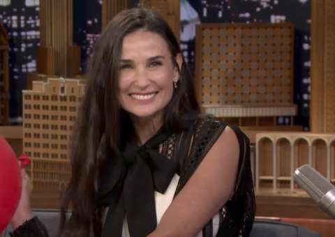 Demi Moore aparece banguela e revela problema de saúde