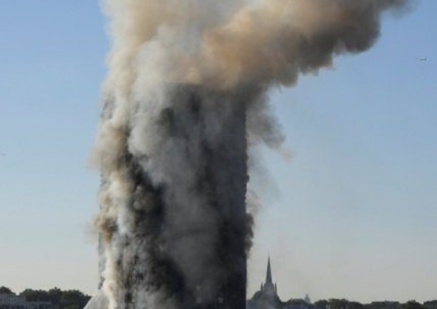 Bebê é jogado de prédio em chamas em Londres e sobrevive