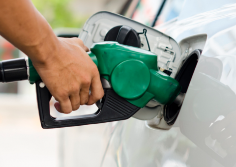 Petrobras anuncia redução de 2,3% no preço da gasolina