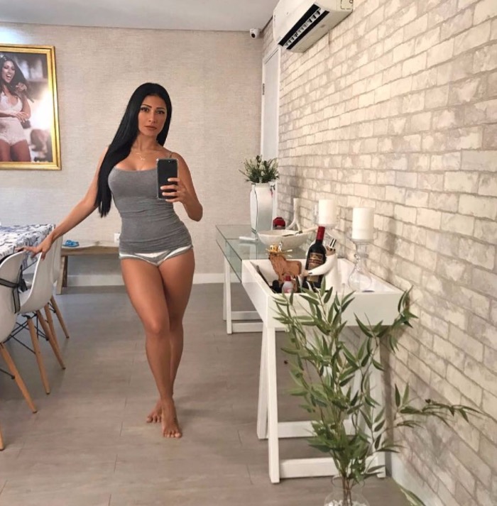   Simaria mostra corpão em foto de roupa de dormir e empolga seguidores: 'gostosa'
