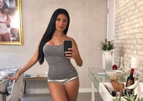   Simaria mostra corpão em foto de roupa de dormir e empolga seguidores: 'gostosa'