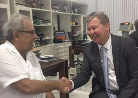 Arthur formaliza apoio a Amazonino como candidato ao governo