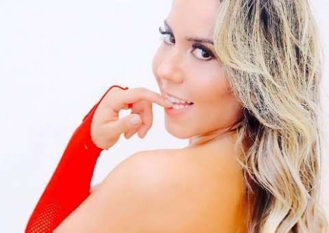   Em apoio ao Flamengo, Mulher Melão posa de fio-dental e provoca torcedores 