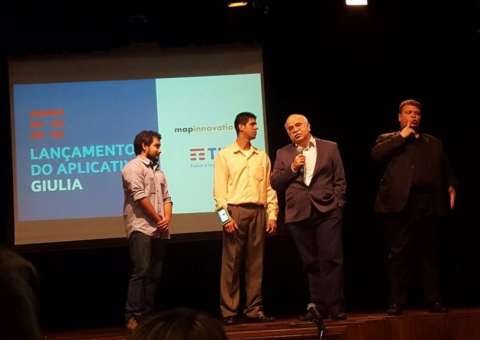 Amazonense cria sistema que traduz Libras em mensagem de voz