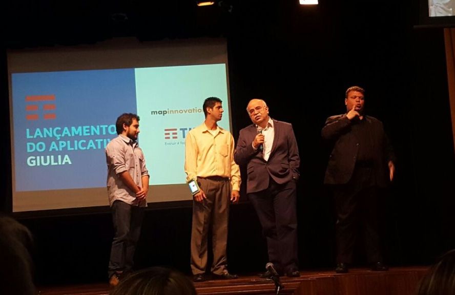 Amazonense cria sistema que traduz Libras em mensagem de voz