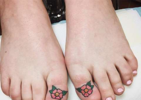 Mulher tira as próprias unhas dos pés para fazer tatuagem no lugar