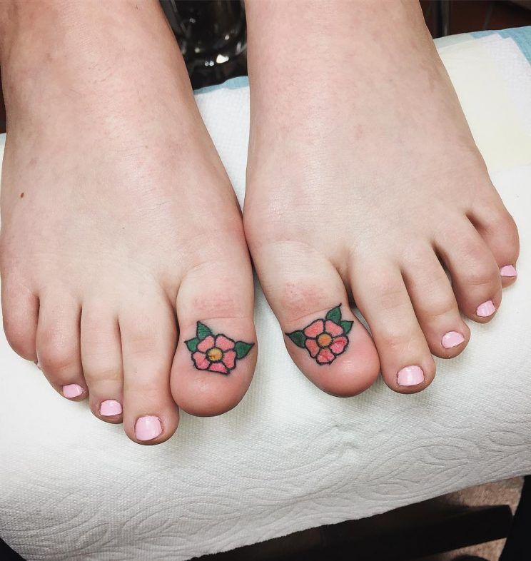 Mulher tira as próprias unhas dos pés para fazer tatuagem no lugar