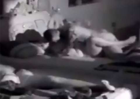 Casal em 'Big Brother' do exterior ignora lençóis ao fazer sexo