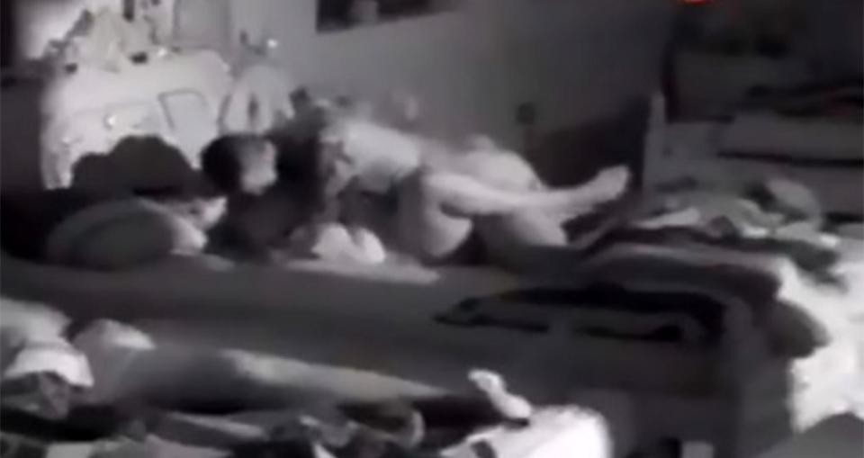 Casal em 'Big Brother' do exterior ignora lençóis ao fazer sexo