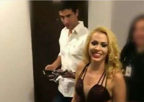 Em Manaus, Joelma não desgruda de novo namorado 