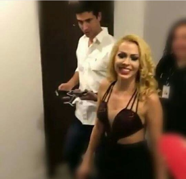 Em Manaus, Joelma não desgruda de novo namorado 