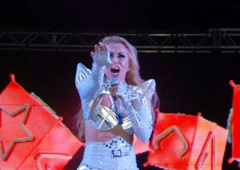 Fã descontrolado agarra e tenta derrubar Joelma no palco em Manaus