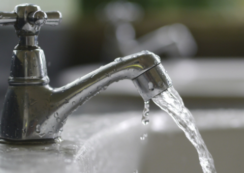 Com previsão para normalizar ontem, bairros continuam sem água após novo problema em reservatório 