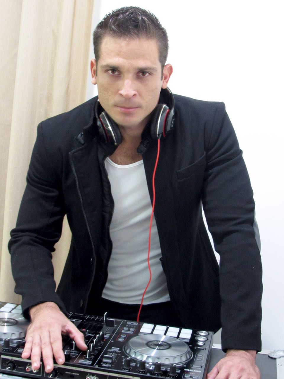 Dj Vitor Paz leva e-music ao Butiquim Petiscaria neste sábado