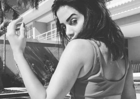 À la Kardashian, Anitta dá close no bumbum de fio dental e sensualiza