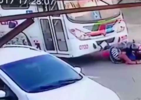   Ônibus avança e passa por cima de mulher grávida após discussão 