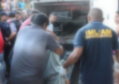 Homem sai de casa para comprar cerveja e ao retornar, encontra amigo morto em Manaus