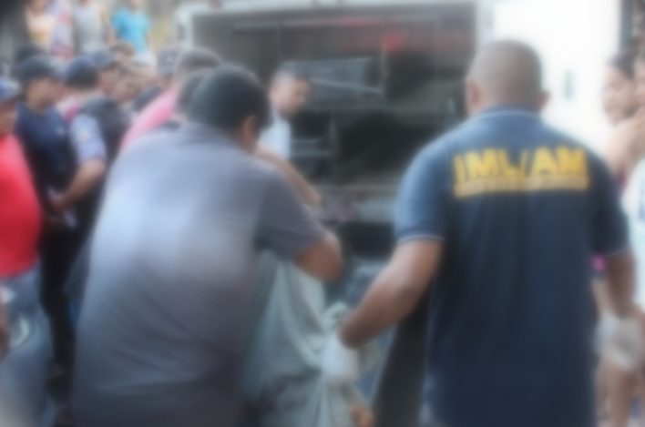 Homem sai de casa para comprar cerveja e ao retornar, encontra amigo morto em Manaus