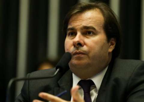 Rodrigo Maia admite suspender recesso para votar eventual denúncia contra Temer