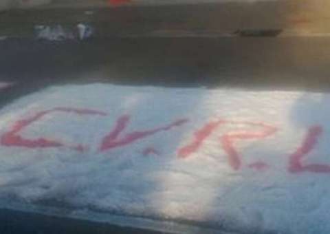 Em Dia de Corpus Christi, homem faz tapete de sal com sigla de facção