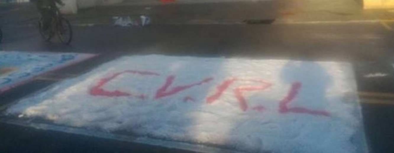 Em Dia de Corpus Christi, homem faz tapete de sal com sigla de facção