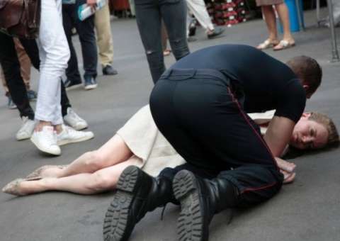 Candidata francesa é agredida e desmaia durante campanha eleitoral 