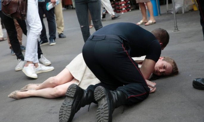 Candidata francesa é agredida e desmaia durante campanha eleitoral 