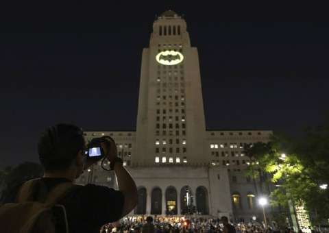 Los Angeles emite bat-sinal em homenagem a Adam West