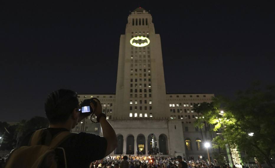Los Angeles emite bat-sinal em homenagem a Adam West
