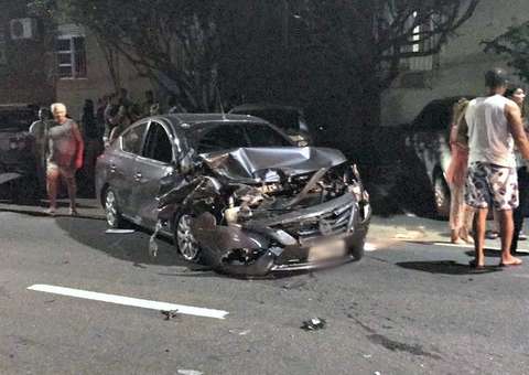 Motorista atropela uma pessoa e colide com outros 9 carros em Manaus
