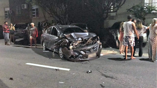 Motorista atropela uma pessoa e colide com outros 9 carros em Manaus