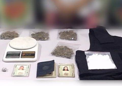 Com colete da PM, mulher é presa acusada de vender drogas em Manaus