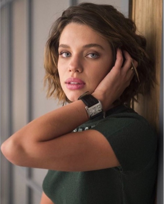 Bruna Linzmeyer posta foto da namorada e semelhança com Maria Bethânia impressiona