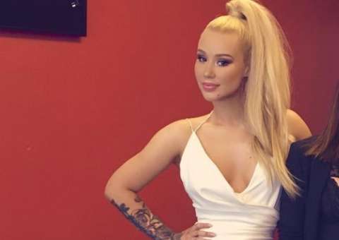 Iggy Azalea posa com calça transparente no bumbum e deixa fartura à mostra