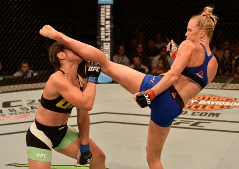 Com super chute no rosto, Holly Holm massacra brasileira Bethe Correia no UFC Singapura