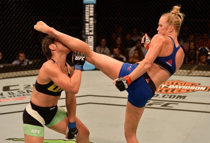Com super chute no rosto, Holly Holm massacra brasileira Bethe Correia no UFC Singapura
