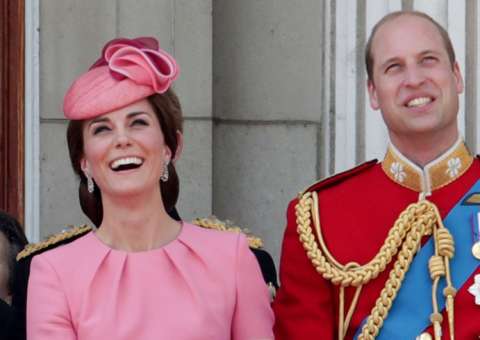 Príncipe George e princesa Charlotte roubam a cena em evento da família real