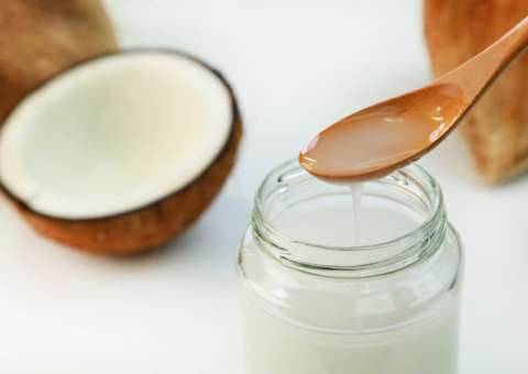Óleo de coco é tão prejudicial à saúde quanto a manteiga