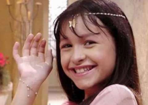 Carla Díaz, a Khadija de 'O Clone', comemora 25 anos de carreira e posa no estilo mulherão 