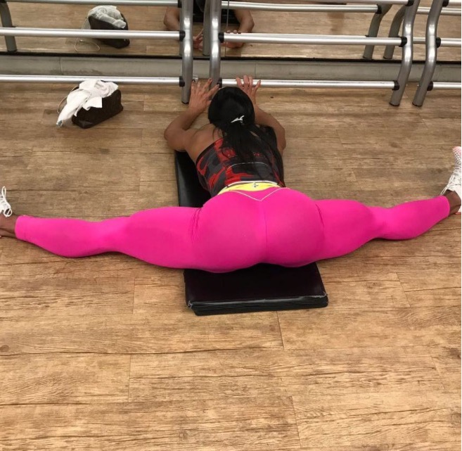 Gracyanne Barbosa impressiona com bumbum gigante durante alongamento