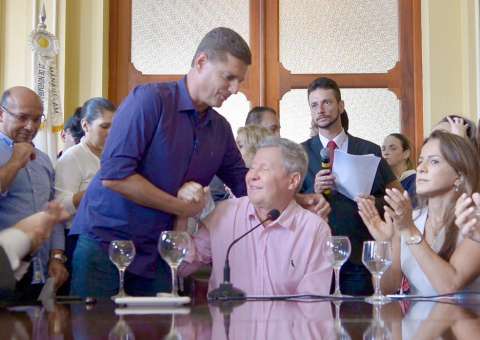 Artur intima Rotta a ingressar no PSDB