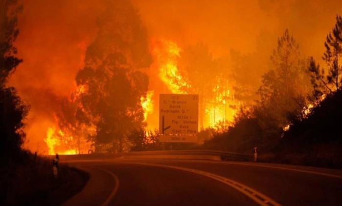 Incêndio florestal se alastra e mata ao menos 24 pessoas em Portugal